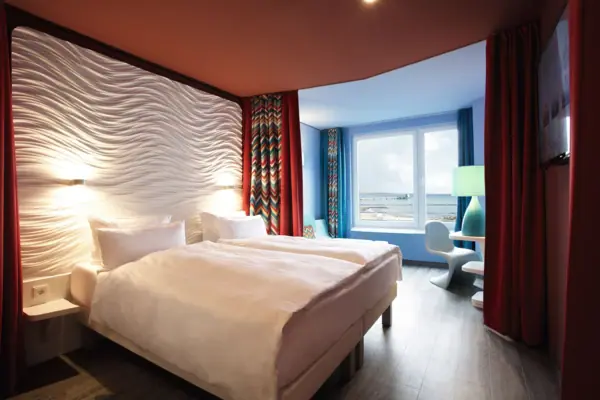 Een kamer met een bed en een raam.