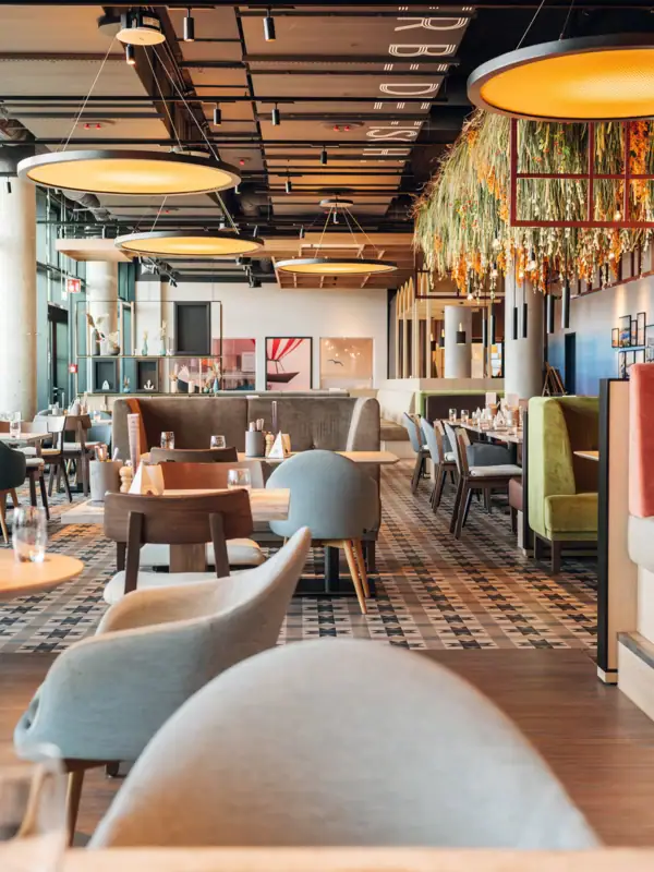 Restaurant Een restaurant met tafels en stoelen.