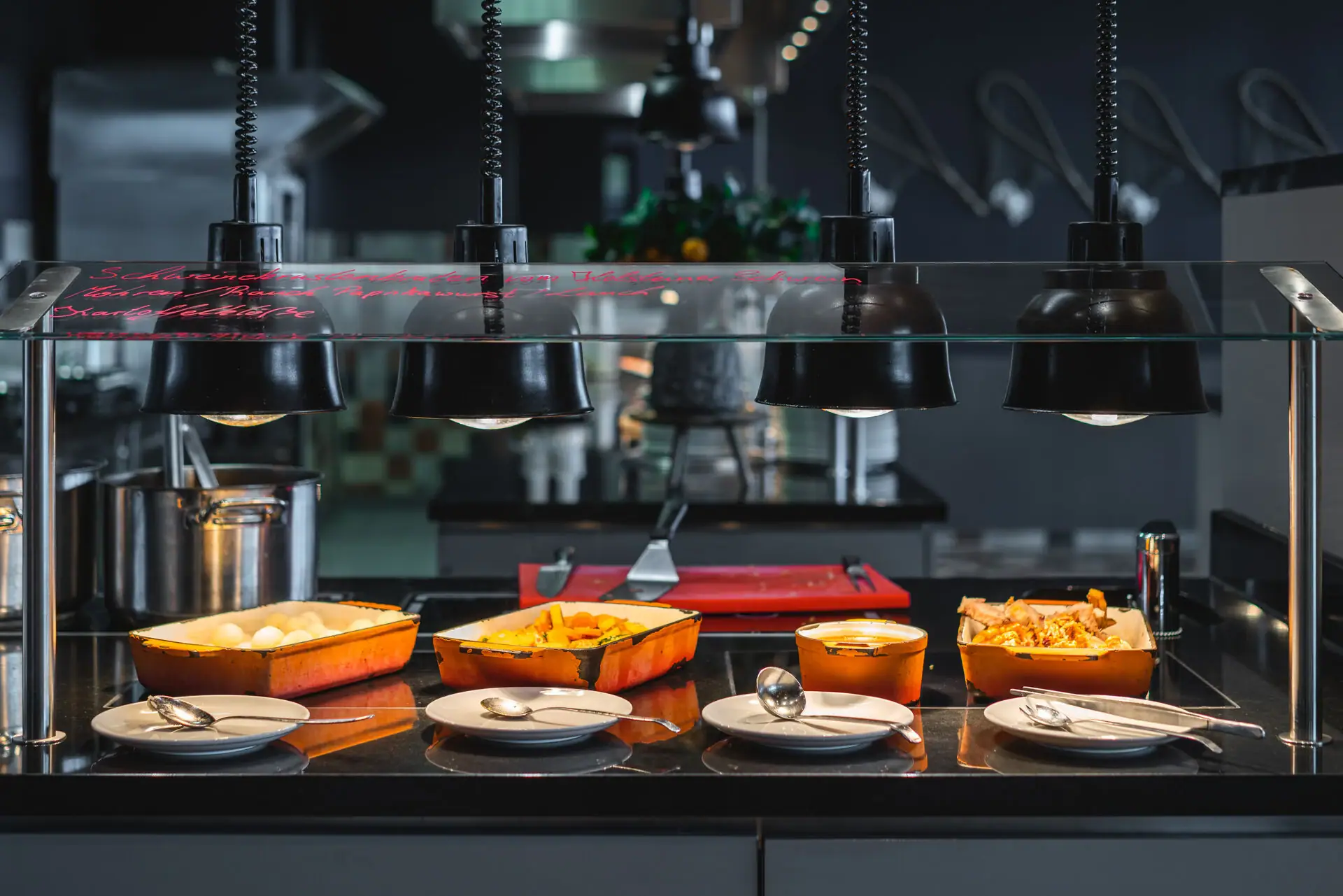 Een buffet met gietijzeren pannen gevuld met eten.