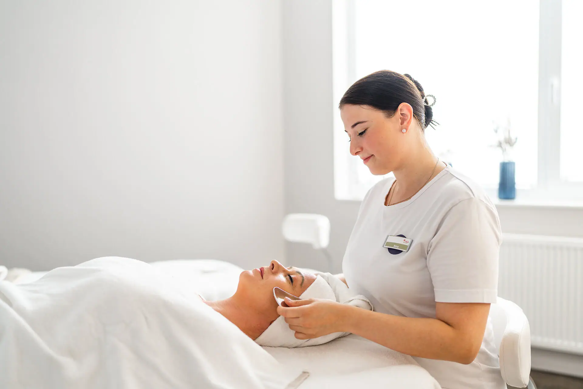 SPA-toepassing Een vrouw krijgt een gezichtsmassage.