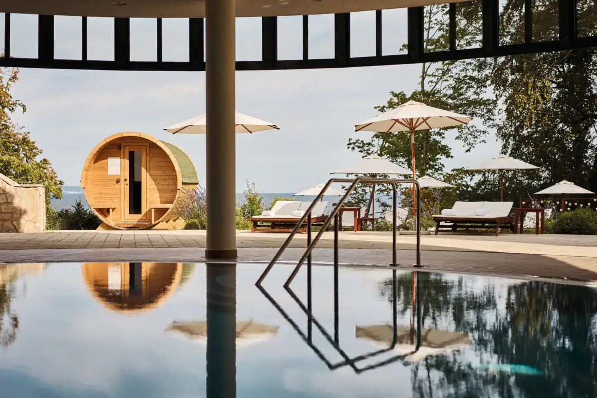 Zwembad met parasols en een buitensauna met vaten