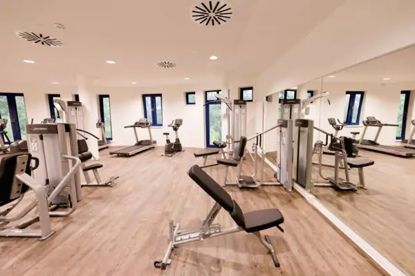 Een ruimte met fitnessapparaten.