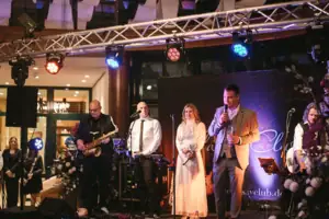 Live muziek Een groep mensen op een podium tijdens een concert met muziekinstrumenten.