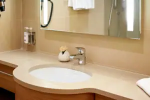 Badkamer Wastafel met spiegel erboven in de badkamer.