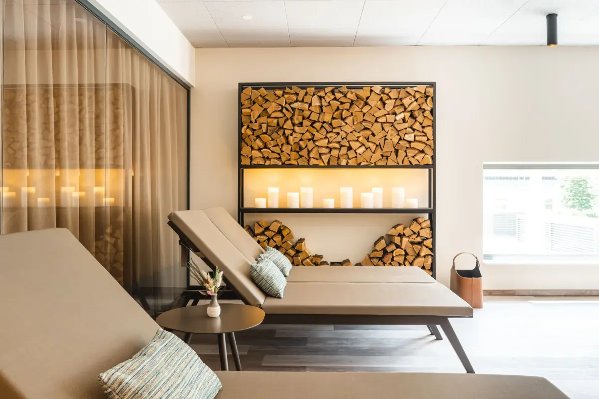 Loungestoel in een kamer met een modern interieur.