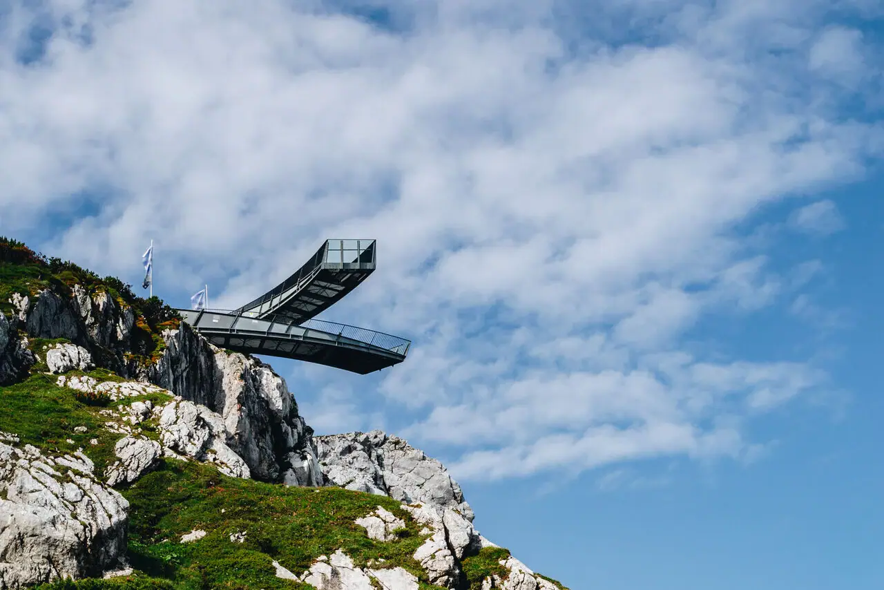 Alpspix Het Alpspix-platform in X-vorm over een klif.