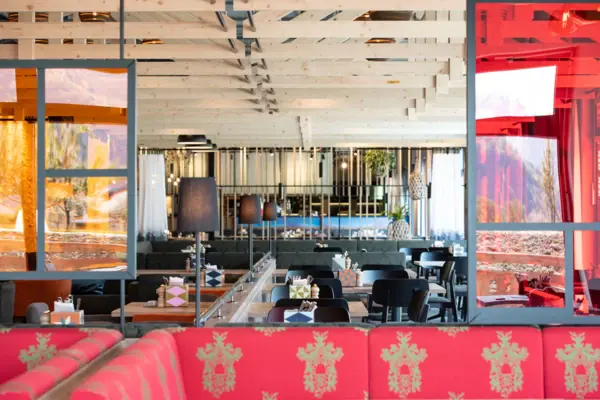 Restaurant met tafels en stoelen