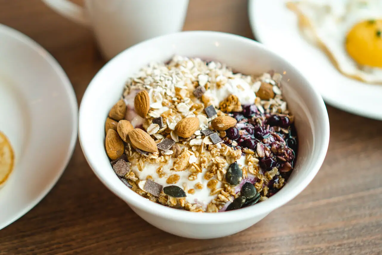 Een schaal met eten op een tafel.