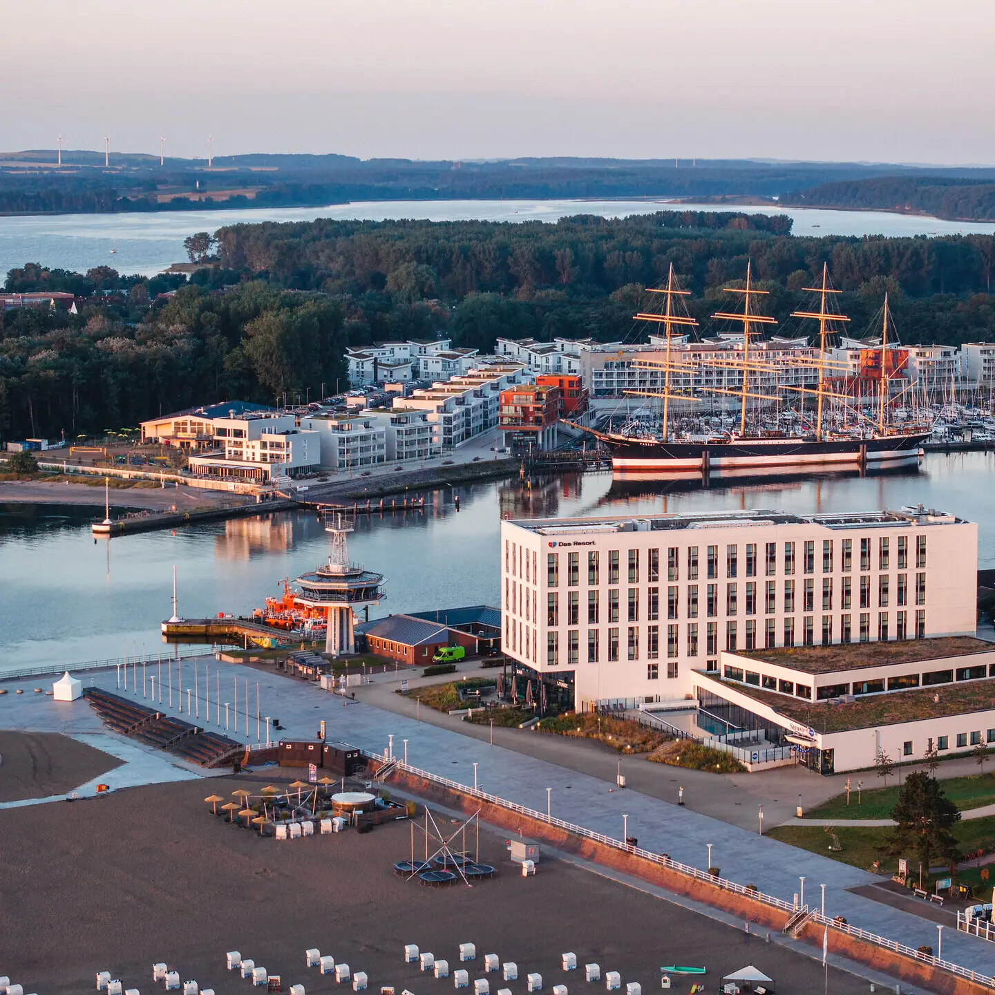 Stad met boten en gebouwen op het water.