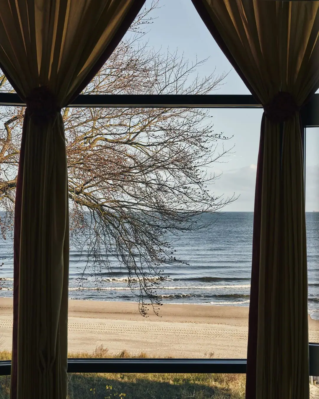 Ausblick aja Strandhotel Bansin Fenster mit Vorhängen und Blick auf den Strand