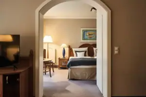 Senior Suite Slaapkamer met bed, nachtkastje en lamp.