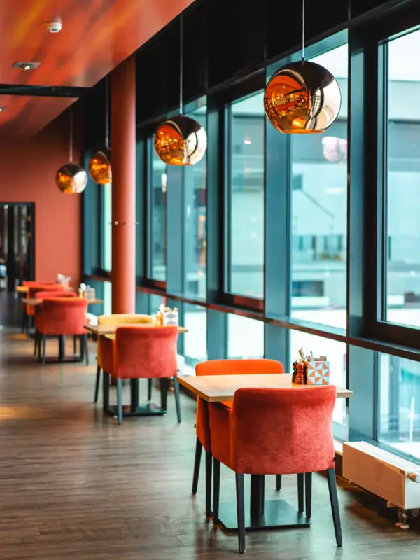 Een kamer met tafels en stoelen.