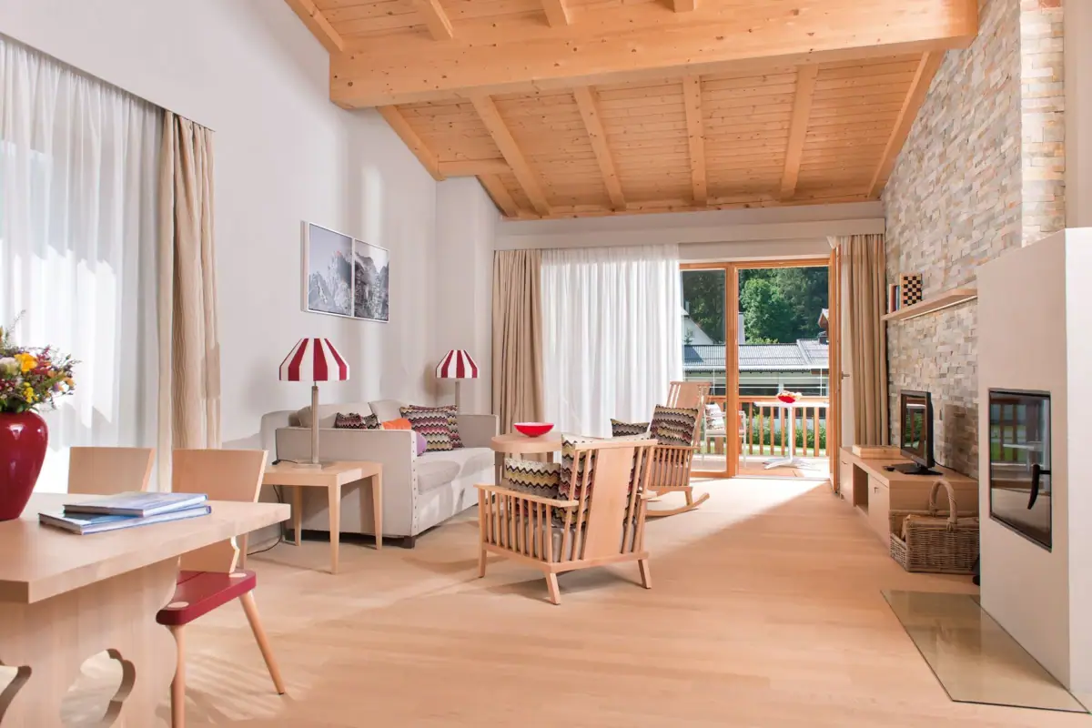 Vakantiewoningen Werfenweng Woonkamer met open haard en bank.