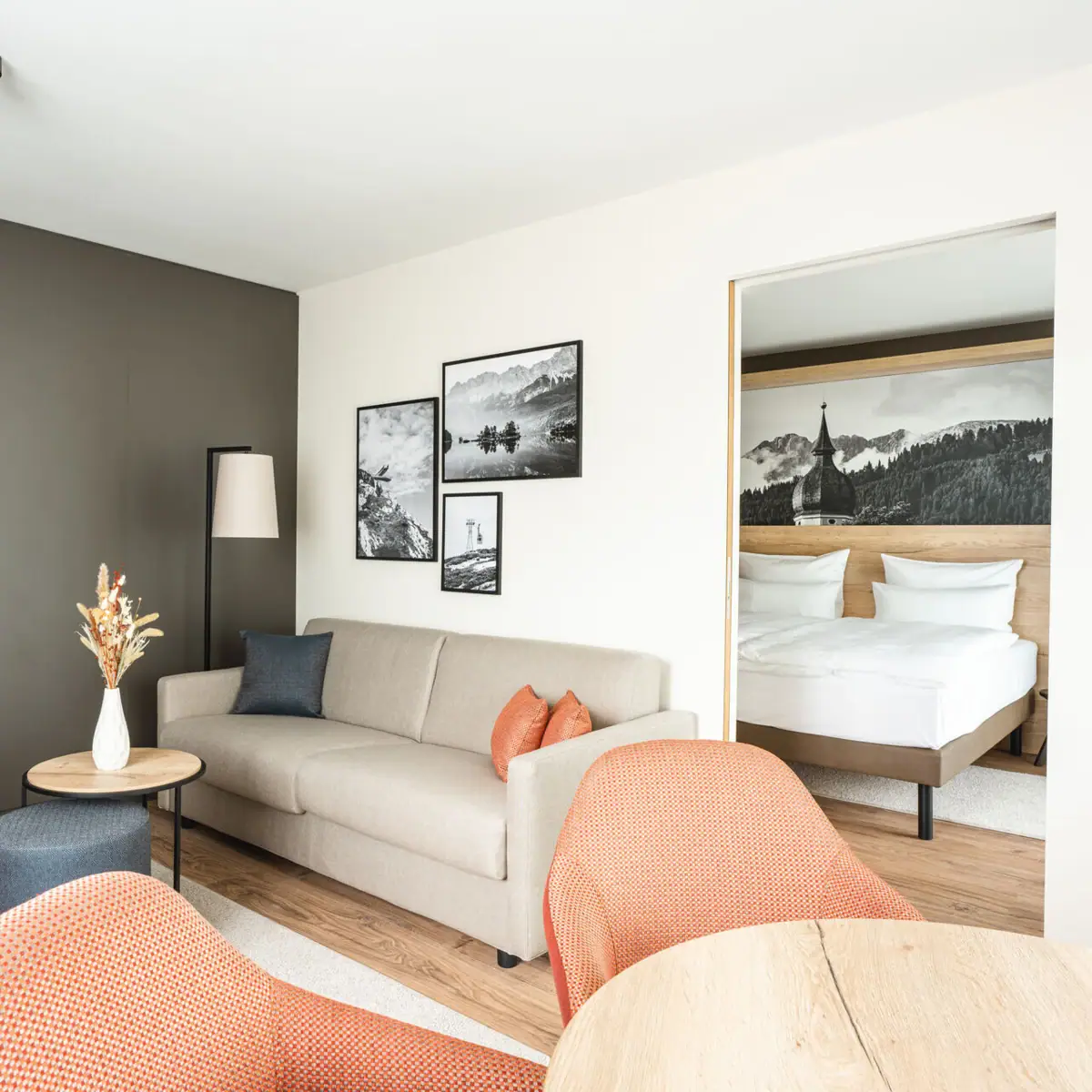 Suite Een kamer met een bank en een bed.