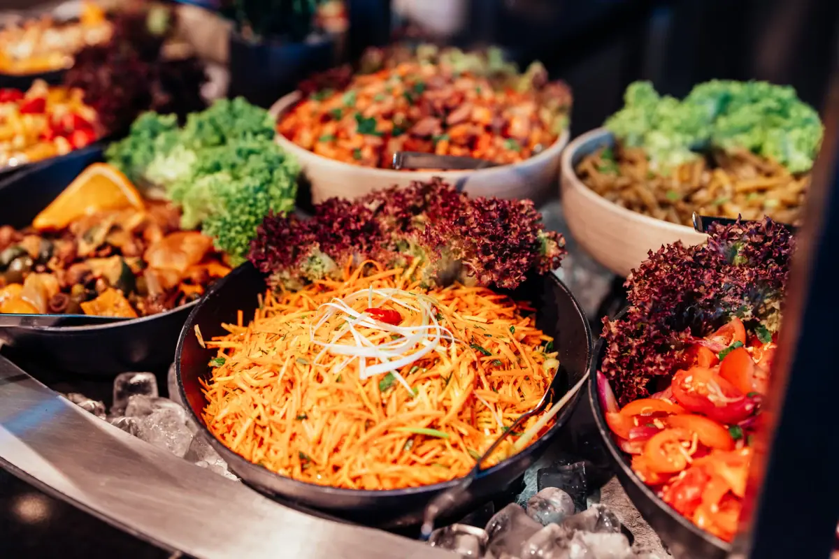 Buffet bij JEDERMANNS Een groep schalen met verschillende gerechten.