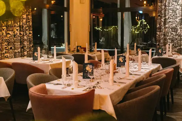 Een restaurant met tafels en stoelen.