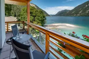 Tweepersoonskamer Balkon met tafel en stoelen met uitzicht op het water