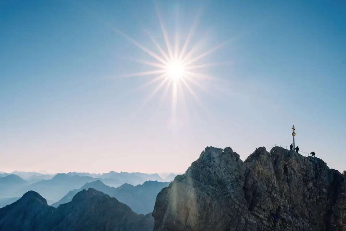 Zugspitze zomer Zon over de Zugspitze met kruis op de top.