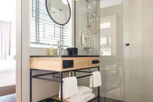 Badkamer met douche en wastafel