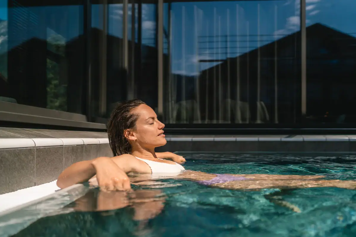 Vrouw in een zwembad