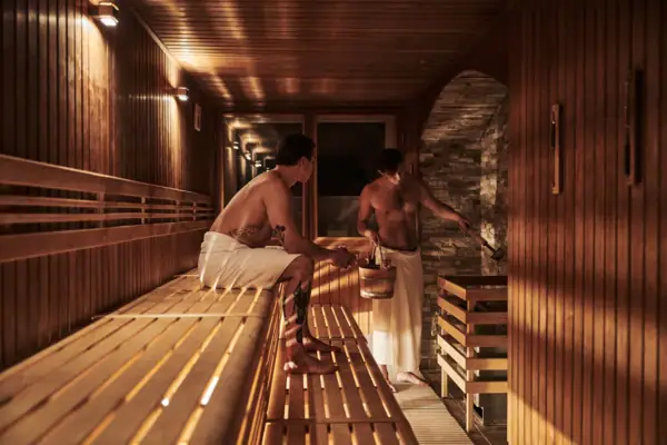 Sauna Zwei Männer in einer Sauna.