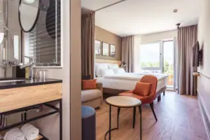 Tweepersoonskamer Een kamer met een bed en een tafel.