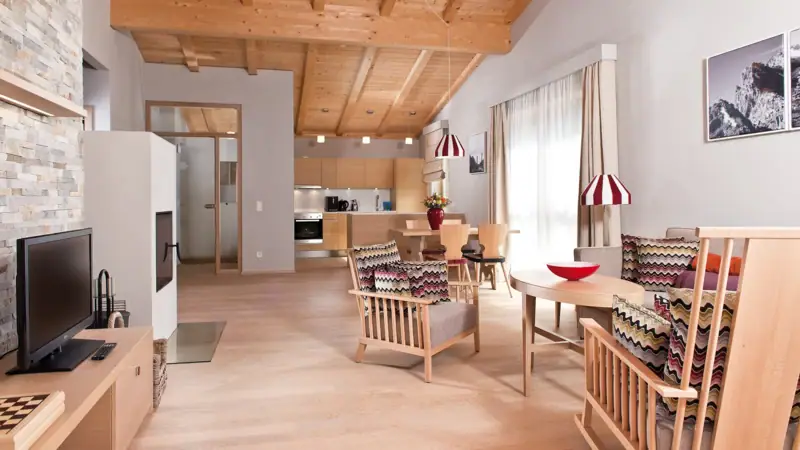 Vakantiewoning Werfenweng Een kamer met een houten plafond en vloer.