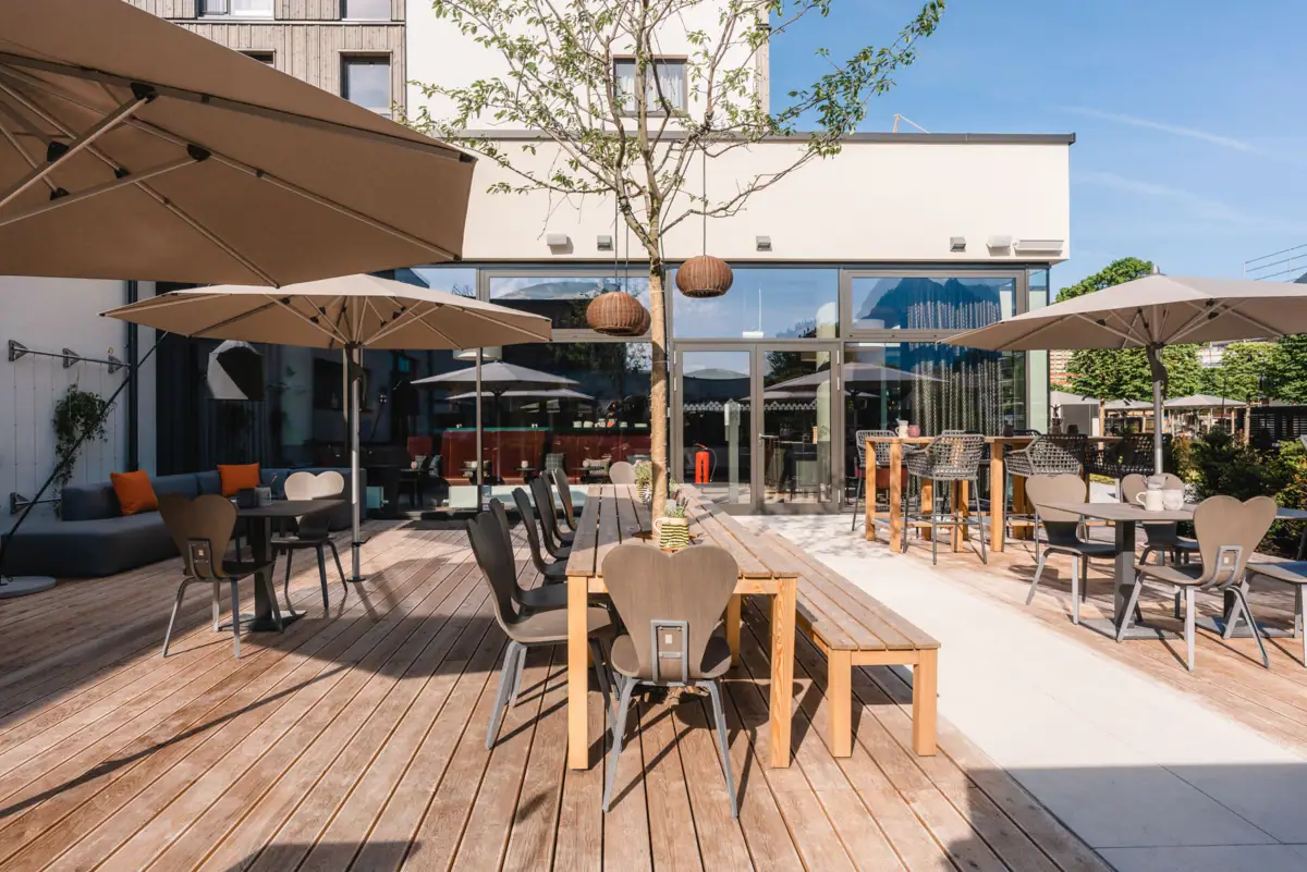 Terras met tafels en parasols