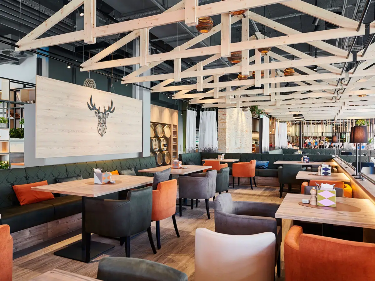 Restaurant met tafels en stoelen binnen.