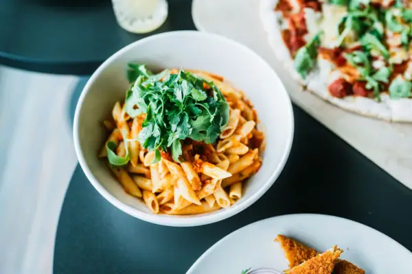 Pasta Een kom pasta met saus en peterselie.