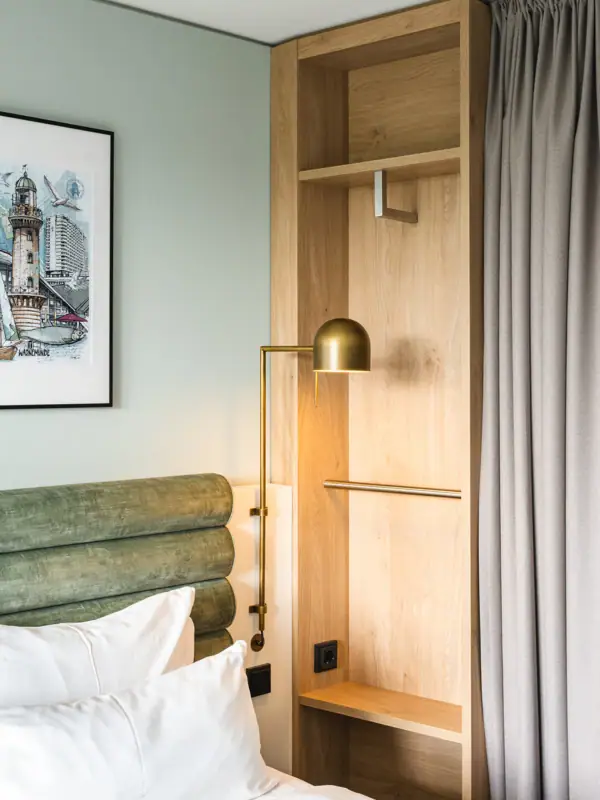 Bed met lamp en plank in één kamer