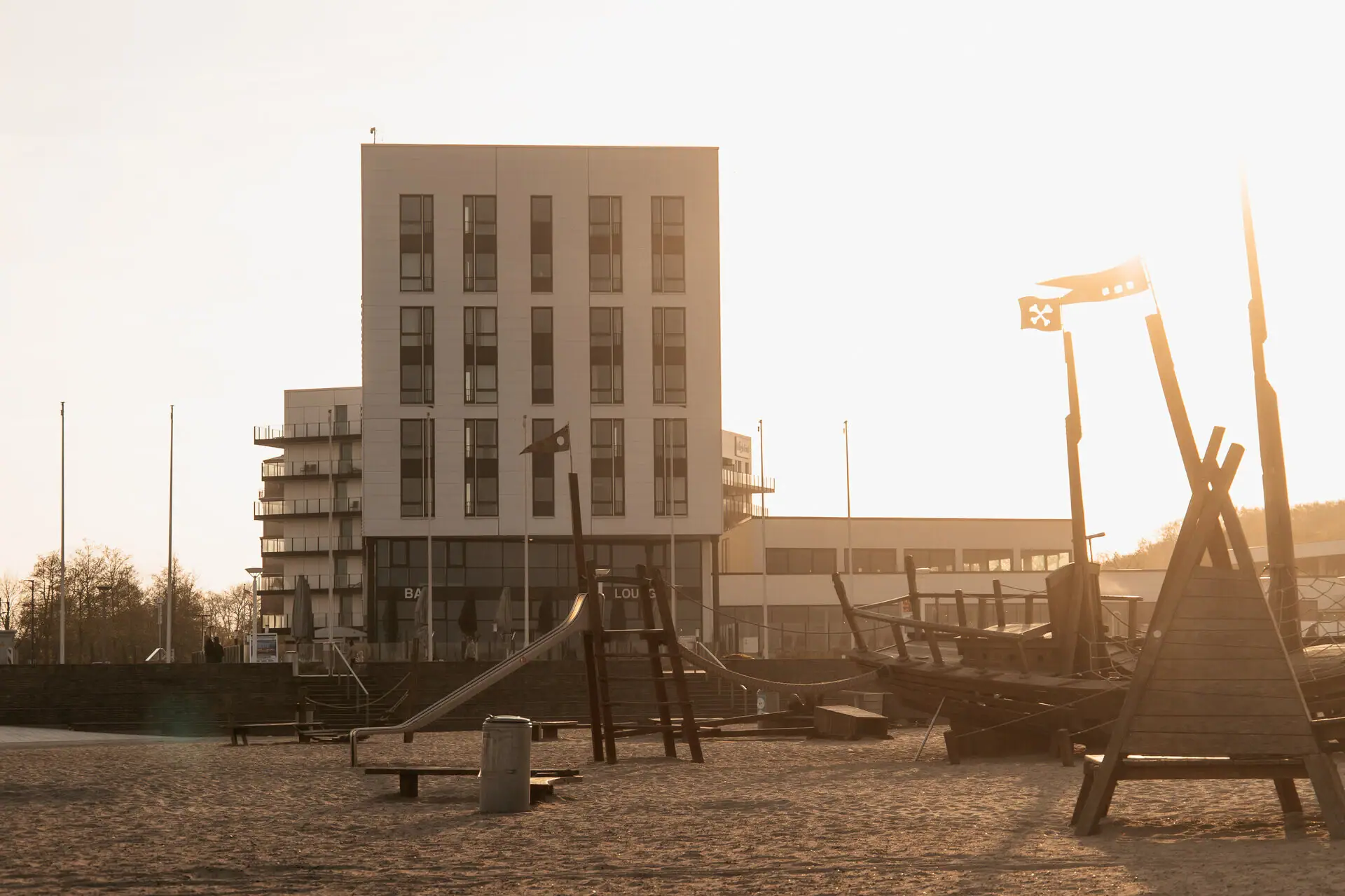 Gebouw met boot en buitenspeelplaats.