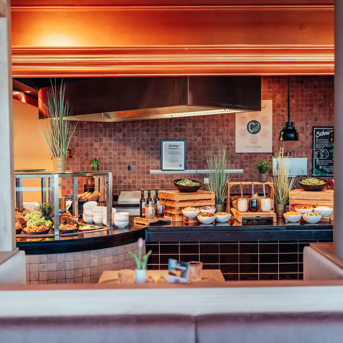 Een buffet met verschillende gerechten in een restaurant.