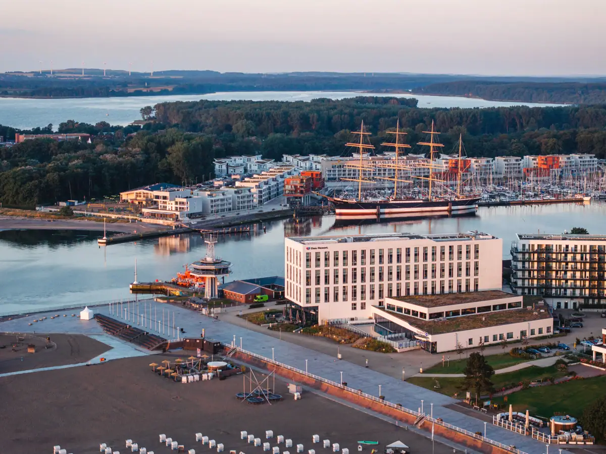 aja Travemünde Stadsgezicht met boten en gebouwen aan het water.