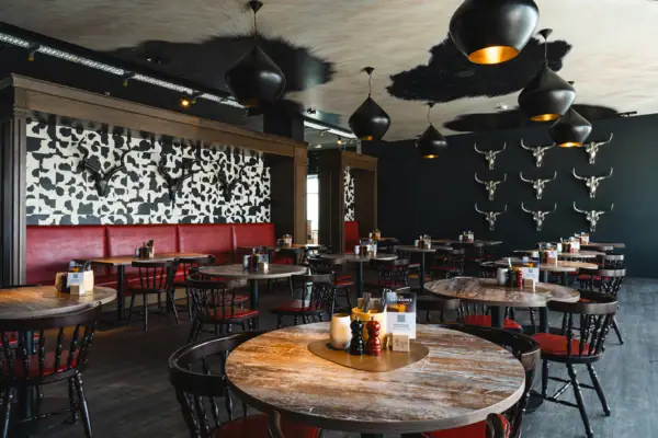 Ein Raum mit Tischen und Stühlen.