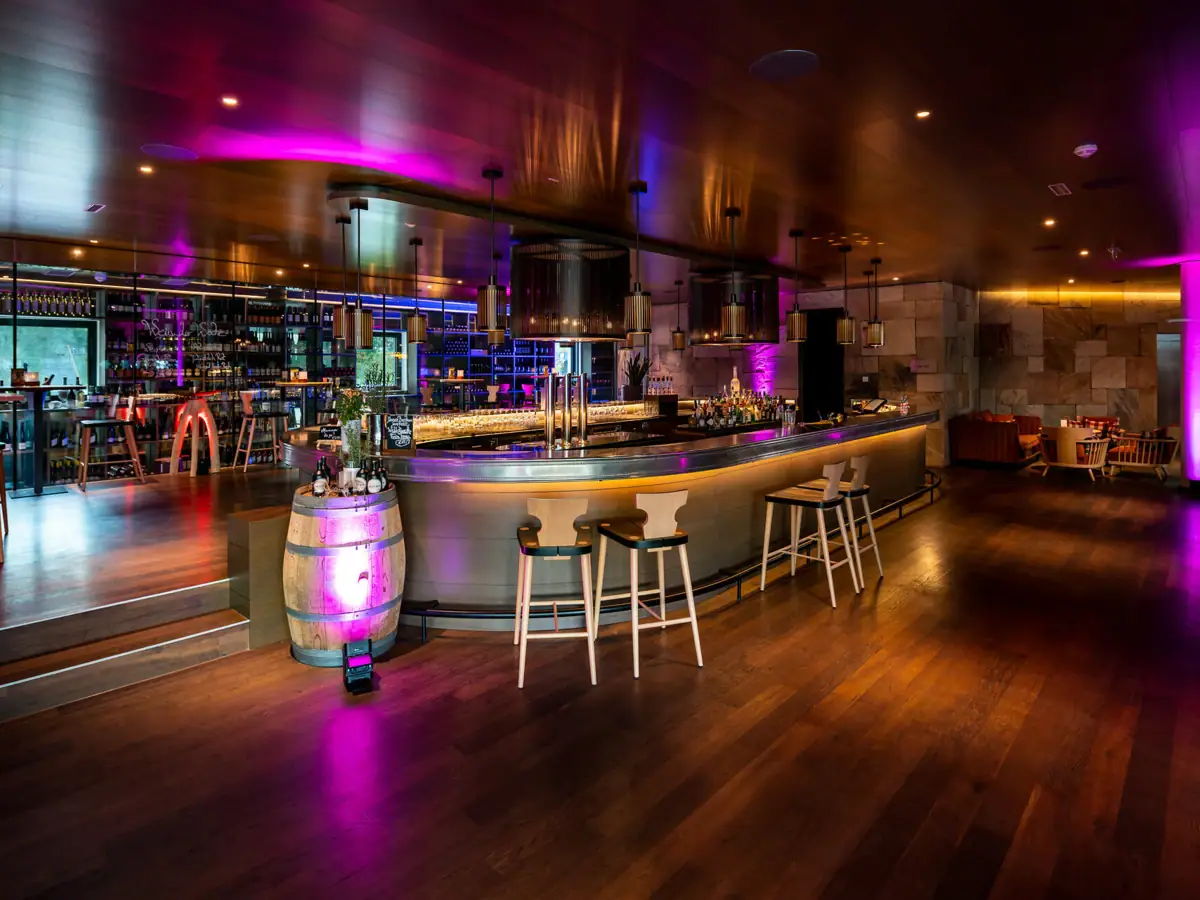 Een vat en krukken aan een bar.