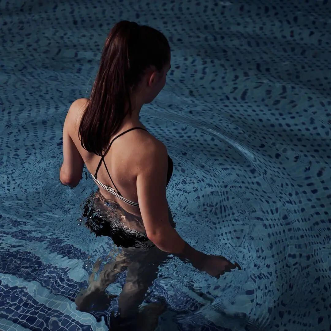 Vrouw in het zwembad