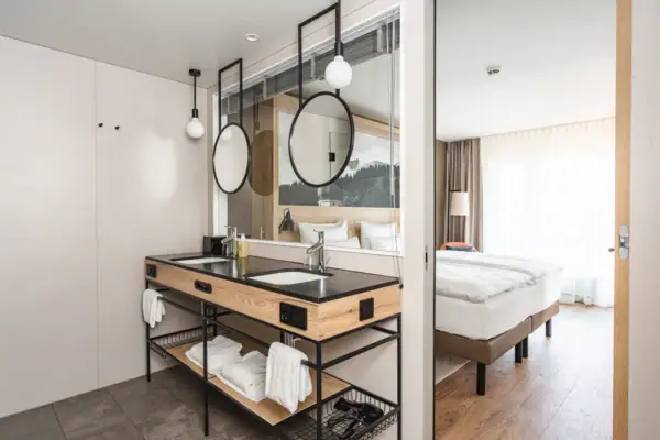 Badkamer Een badkamer met dubbele wastafel en spiegel.