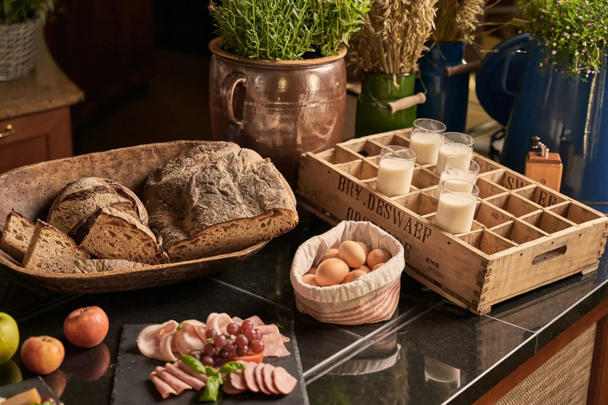 Een tafel met eten en drinken.