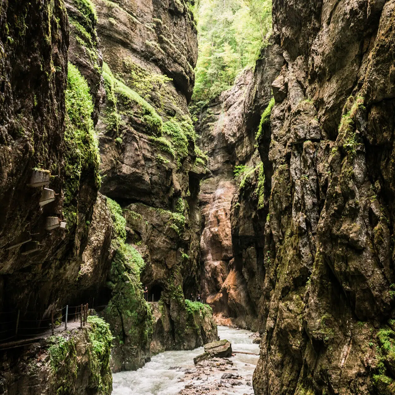 Partnach Klamm Een rivier stroomt tussen rotsen.