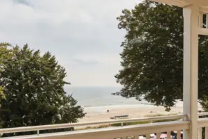 Ausblick Terrasse mit Stühlen und einem Tisch darauf.