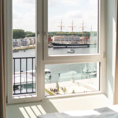Kamers in het aja Travemünde Uitzicht vanuit een raam op de Passat in de haven.