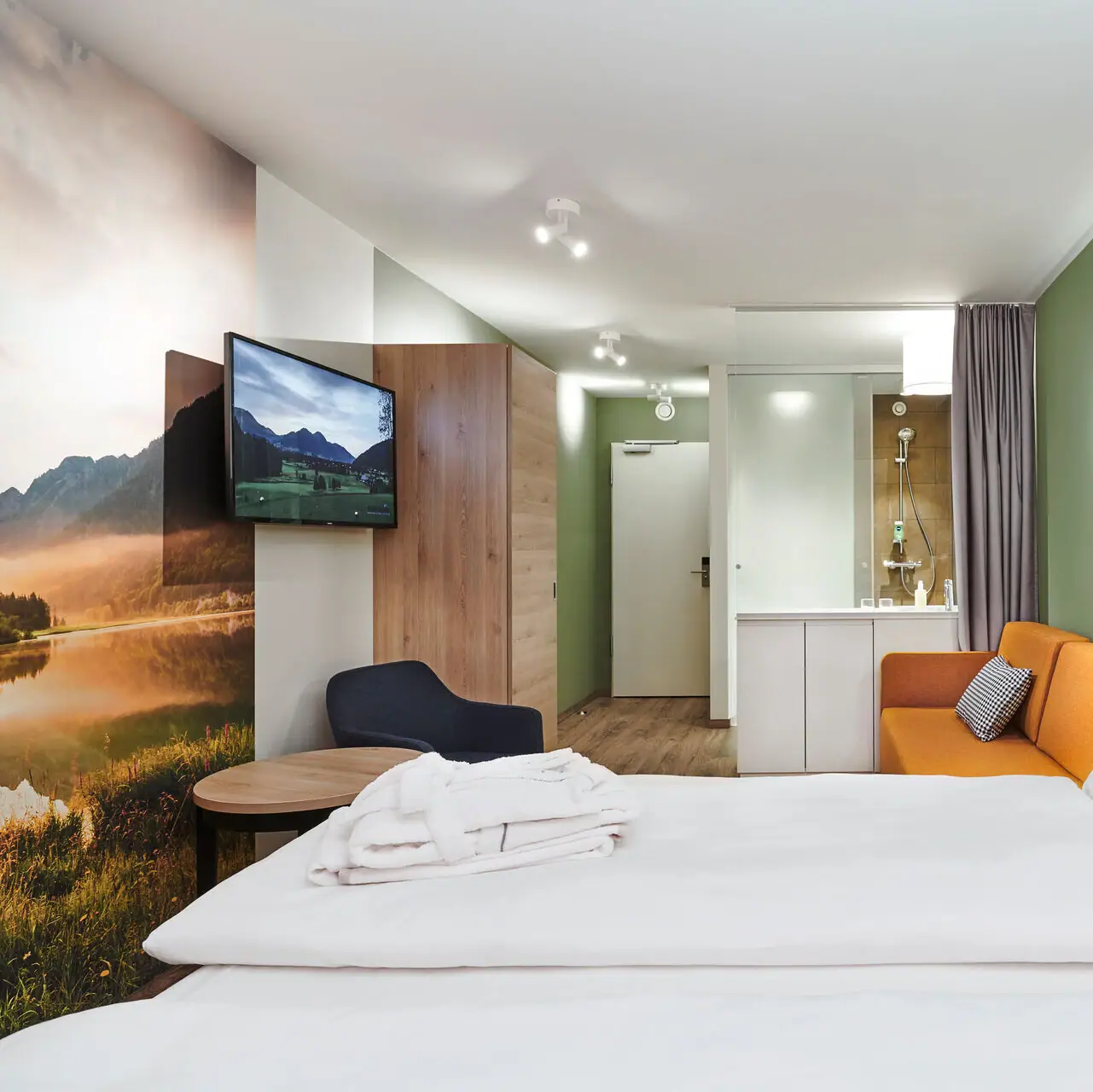 Kamer Een kamer met een bed en een televisie.