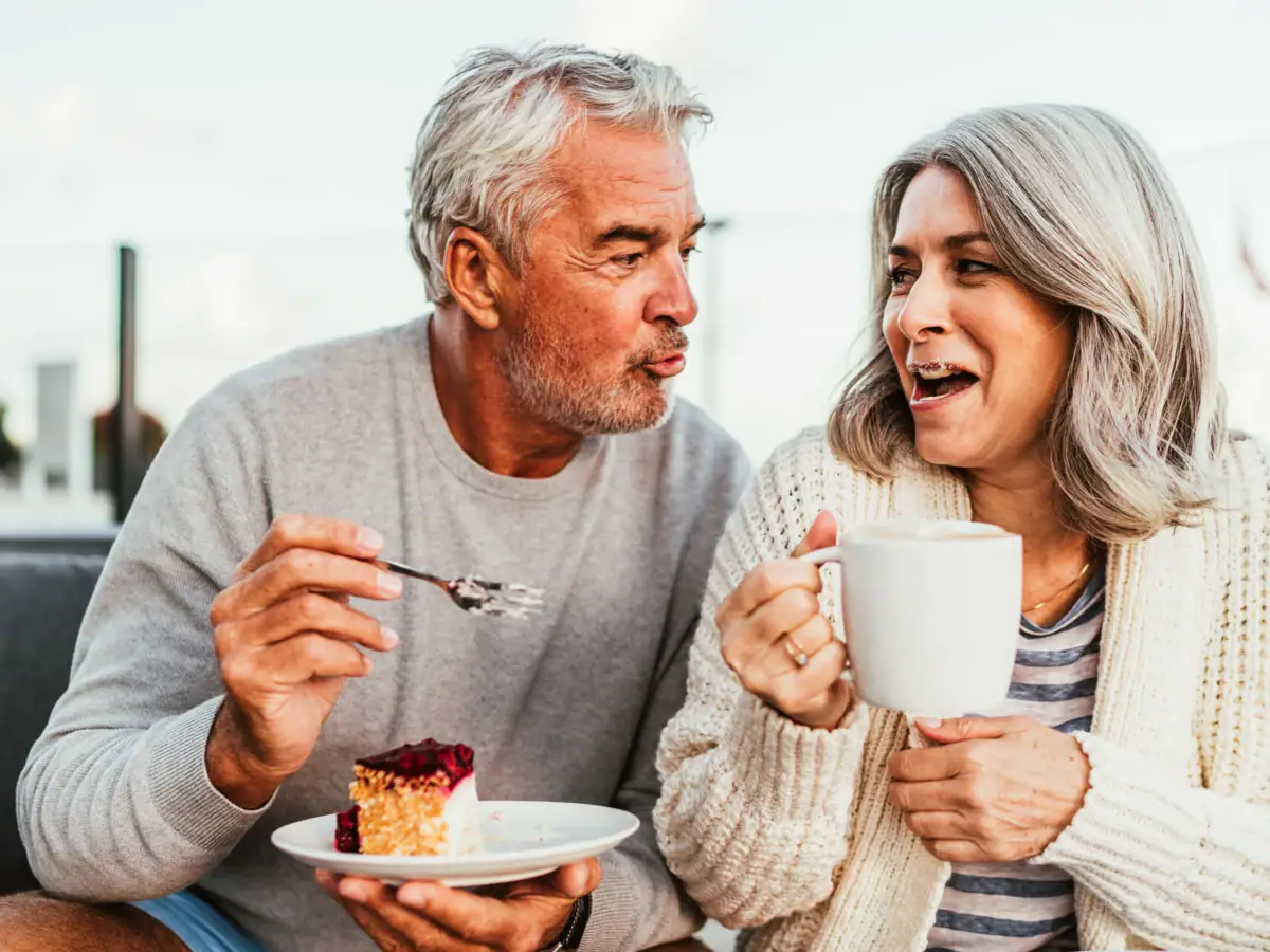 Een man en een vrouw die taart eten.
