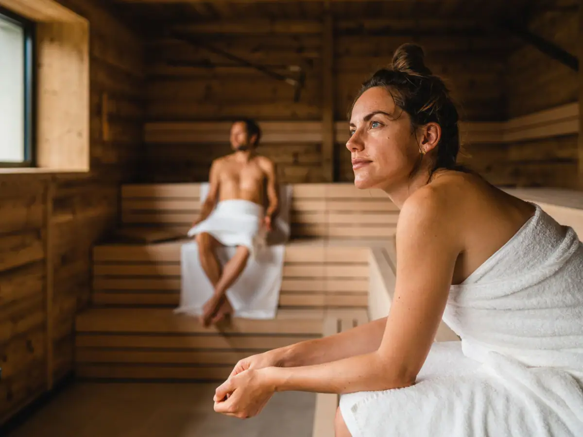 Panorama sauna Een vrouw en een man in een sauna.