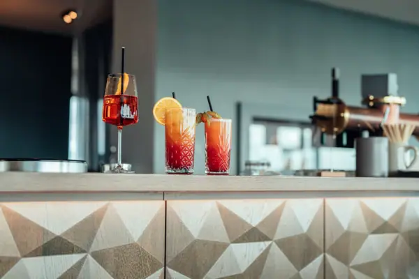 Een groep flessen drank op een aanrecht.