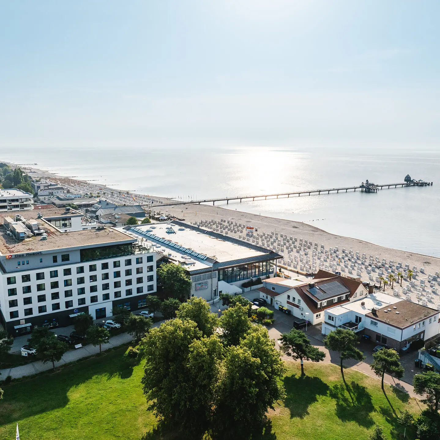 De aja Grömitz naast het strand van de Oostzee en de pier.