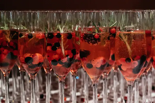 Oudejaarsavond bij aja Warnemünde Een groep glazen gevuld met rode vloeistof en bessen.