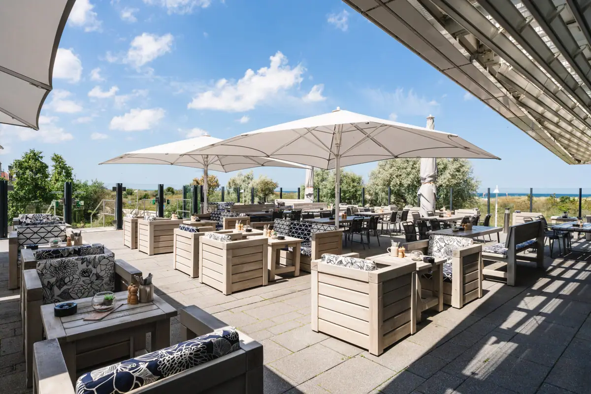 Terras bij aja Warnemünde Terras met tafels en stoelen