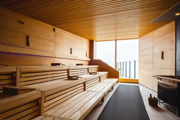 Houten stoelen in een kamer